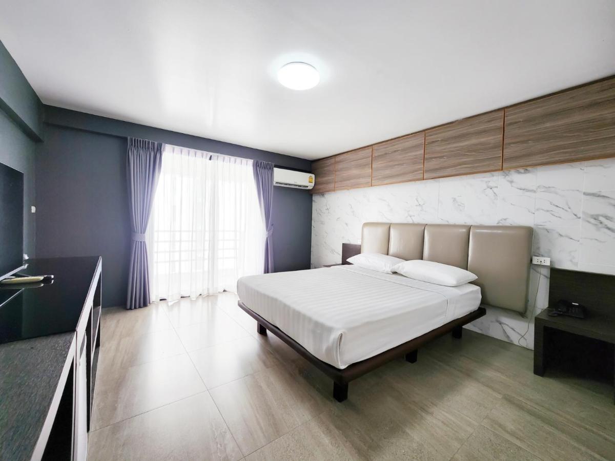 Watana Hotel Bangkok Exterior photo