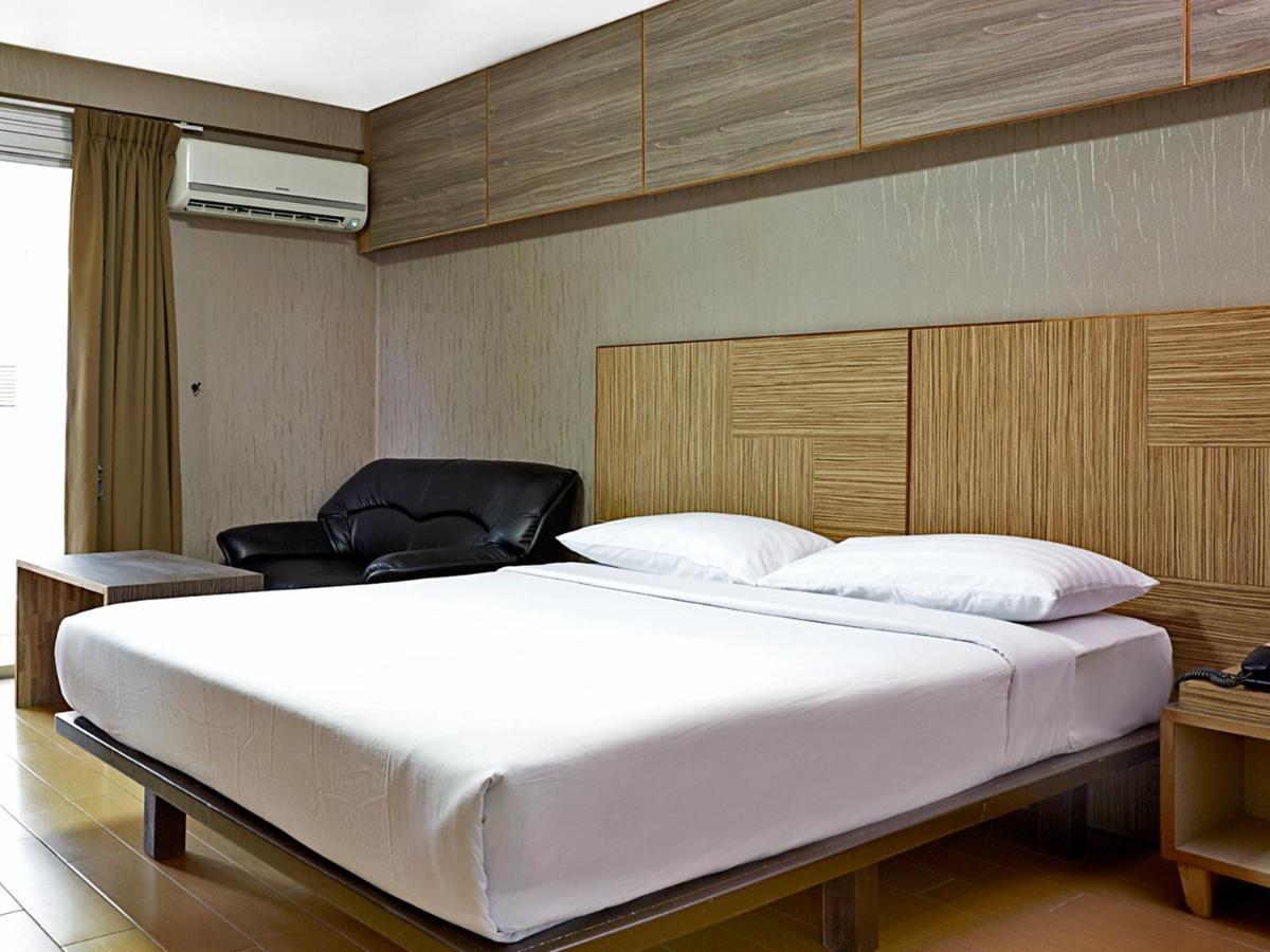 Watana Hotel Bangkok Exterior photo
