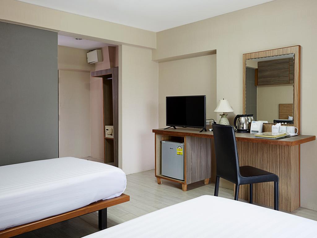 Watana Hotel Bangkok Exterior photo