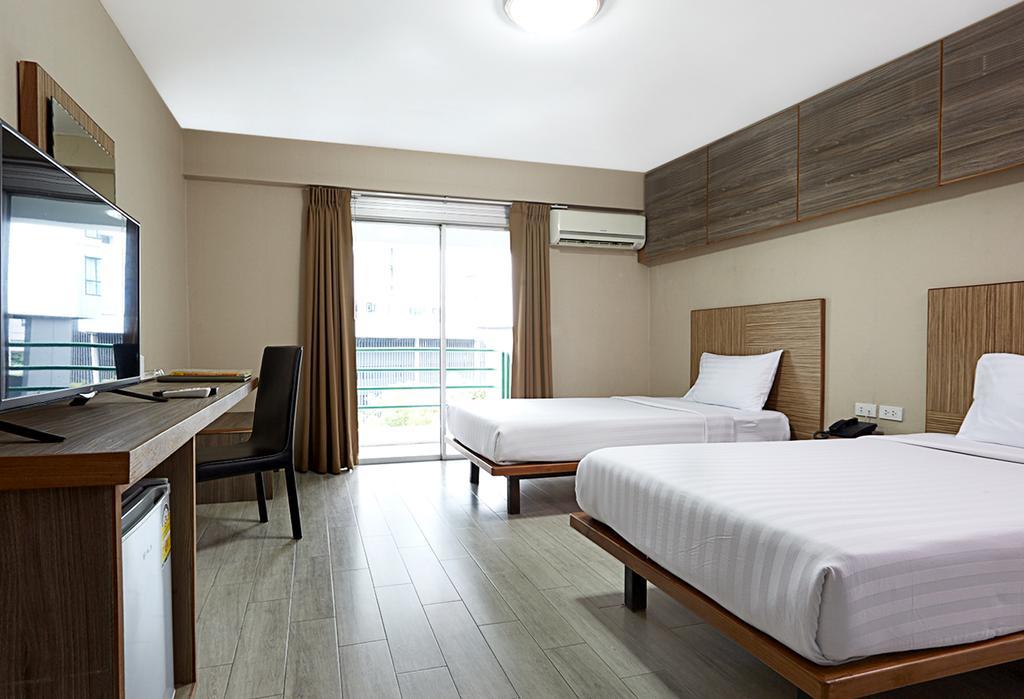 Watana Hotel Bangkok Exterior photo