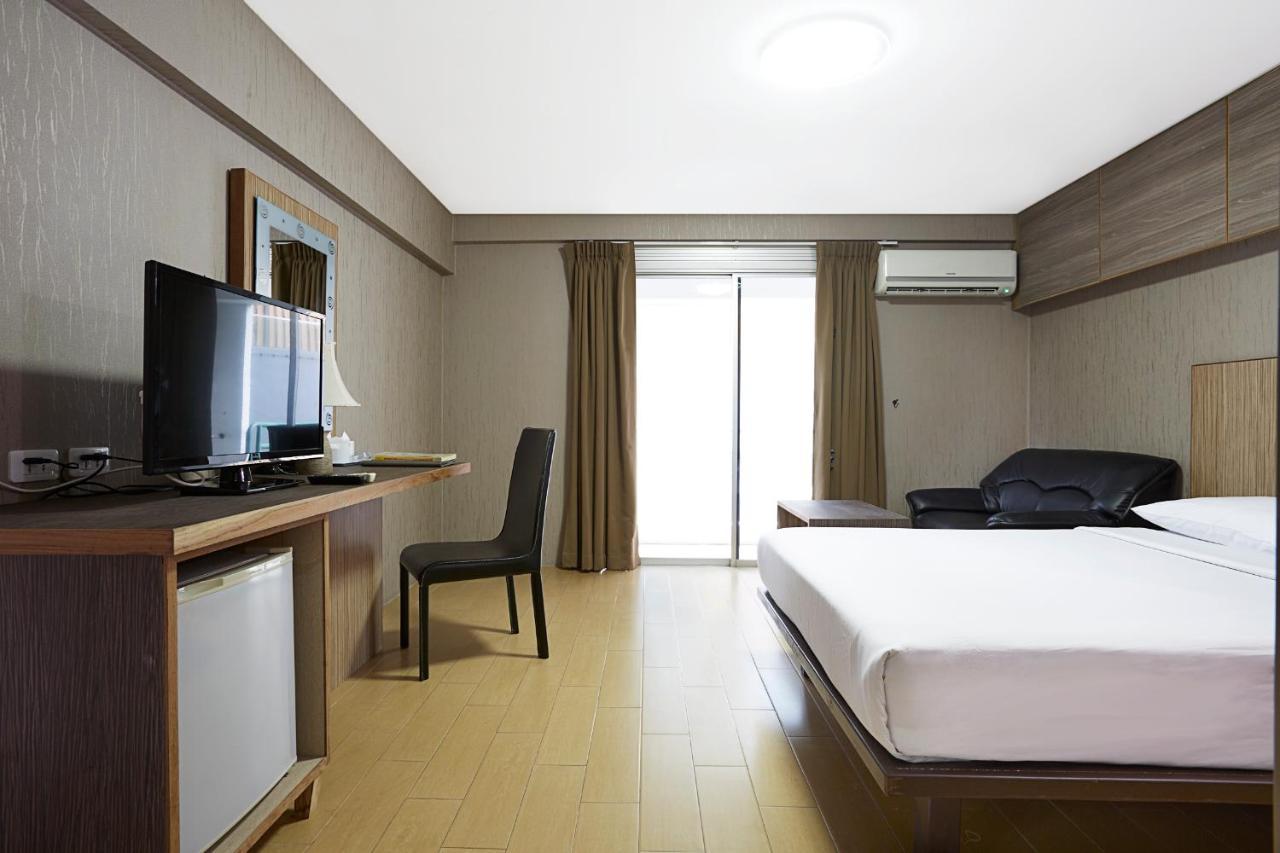 Watana Hotel Bangkok Exterior photo