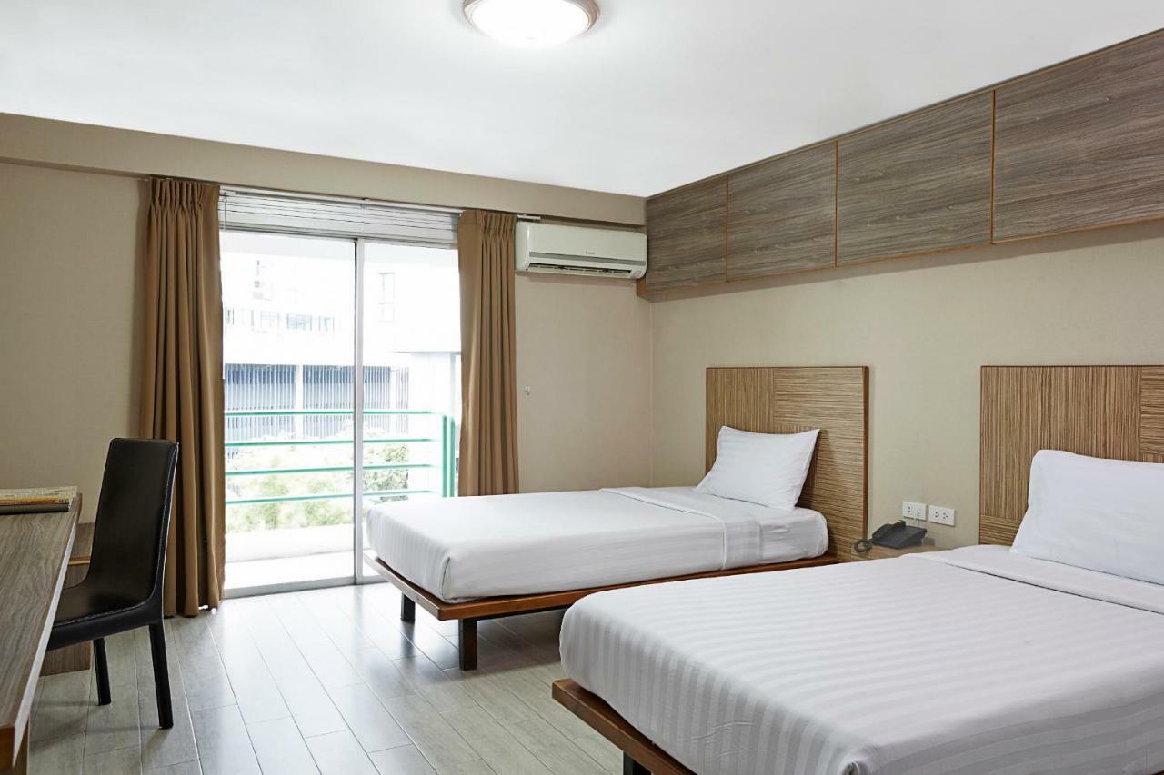 Watana Hotel Bangkok Exterior photo